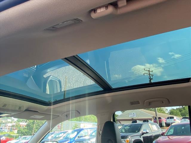 Photo of 2024 Avocado Green Pearl Volkswagen Atlas