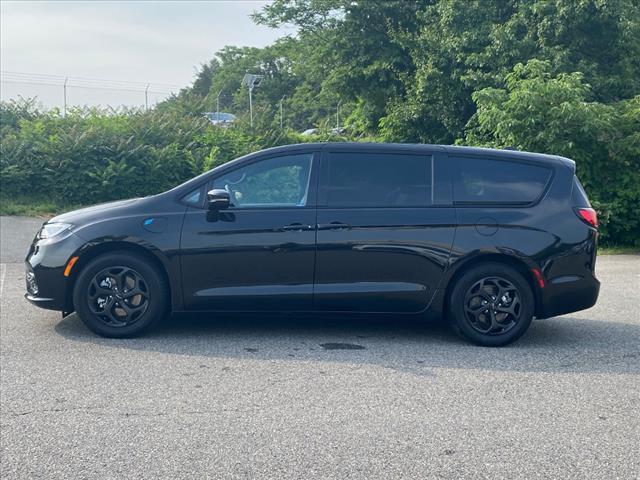Photo of 2023 Brilliant Black Crystal Pearlcoat Chrysler Pacifica Hybrid