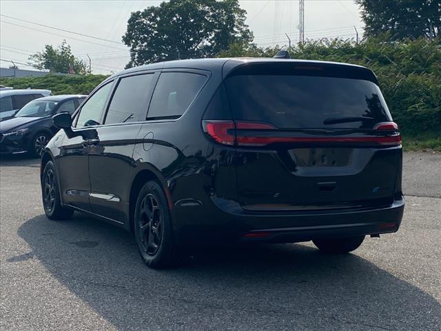 Photo of 2023 Brilliant Black Crystal Pearlcoat Chrysler Pacifica Hybrid