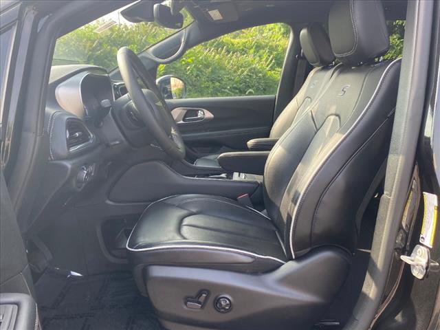 Photo of 2023 Brilliant Black Crystal Pearlcoat Chrysler Pacifica Hybrid