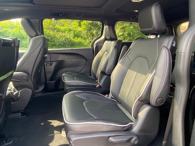 Photo of 2023 Brilliant Black Crystal Pearlcoat Chrysler Pacifica Hybrid