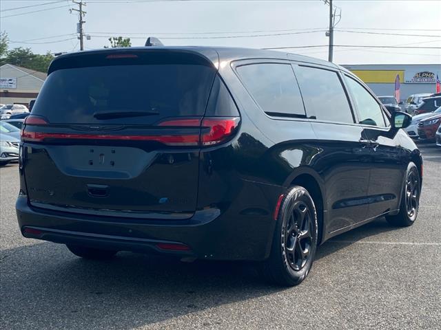 Photo of 2023 Brilliant Black Crystal Pearlcoat Chrysler Pacifica Hybrid