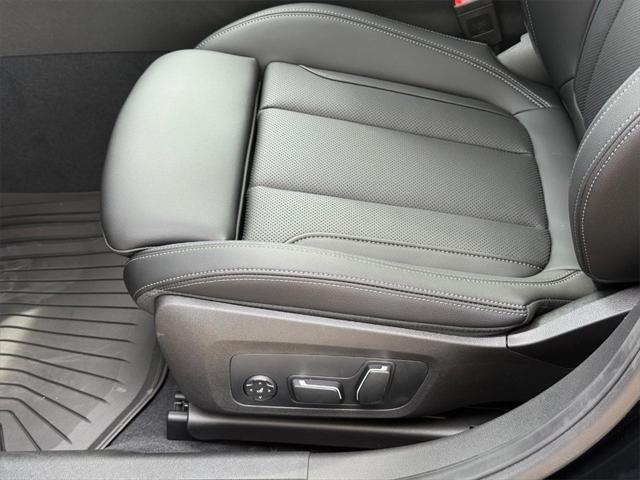 Photo of 2025 Black Sapphire Metallic BMW 330