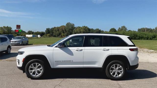 Photo of 2023 Bright White Clearcoat Jeep Grand Cherokee
