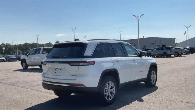 Photo of 2023 Bright White Clearcoat Jeep Grand Cherokee