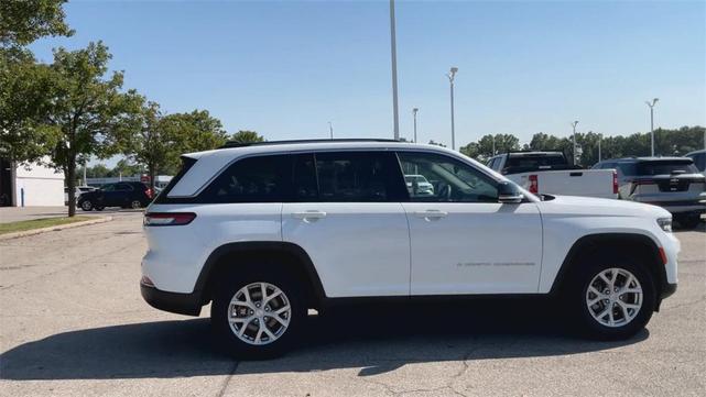 Photo of 2023 Bright White Clearcoat Jeep Grand Cherokee