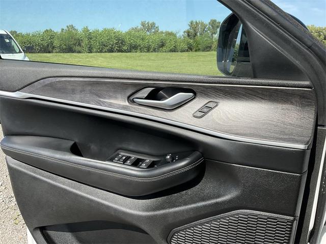Photo of 2023 Bright White Clearcoat Jeep Grand Cherokee