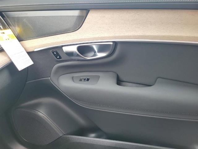 Photo of 2025 Silver Volvo XC90 Plug-In Hybrid