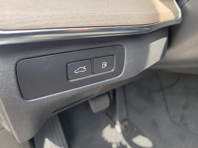 Photo of 2025 Silver Volvo XC90 Plug-In Hybrid