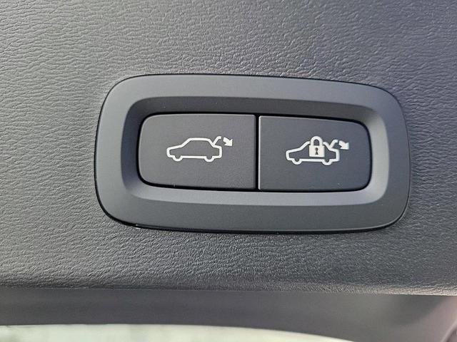 Photo of 2025 Silver Volvo XC40
