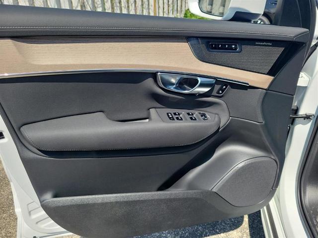 Photo of 2025 Crystal White Pearl Volvo XC90 Plug-In Hybrid