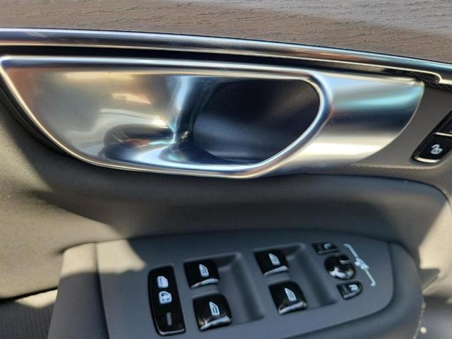 Photo of 2025 Crystal White Pearl Volvo XC90 Plug-In Hybrid