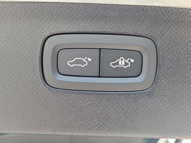 Photo of 2025 Crystal White Pearl Volvo XC90 Plug-In Hybrid