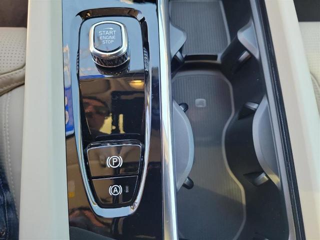 Photo of 2025 Bright Volvo XC60