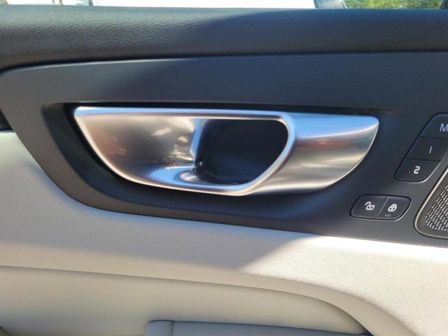 Photo of 2025 Bright Volvo XC60