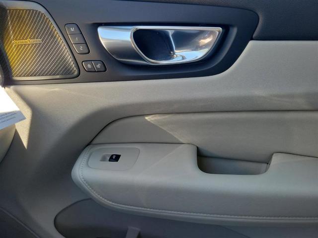 Photo of 2025 Bright Volvo XC60