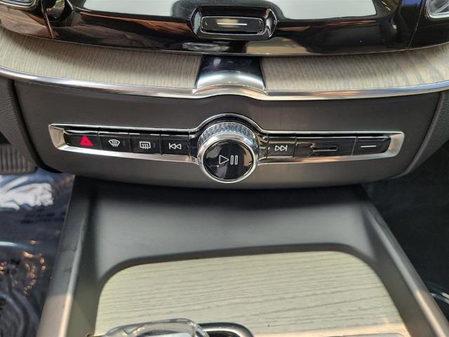 Photo of 2022 Onyx Black Metallic Volvo XC60