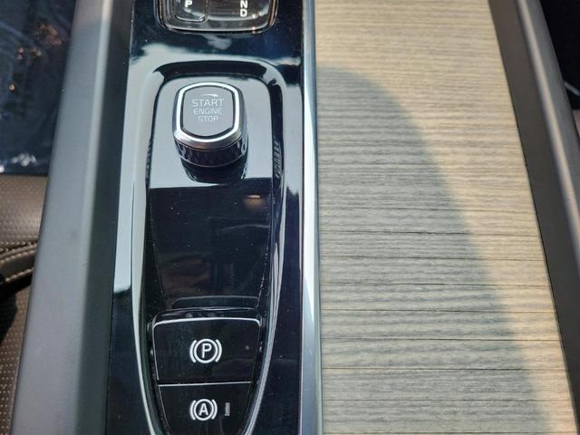 Photo of 2022 Onyx Black Metallic Volvo XC60