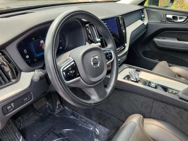 Photo of 2022 Onyx Black Metallic Volvo XC60