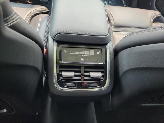 Photo of 2022 Onyx Black Metallic Volvo XC60