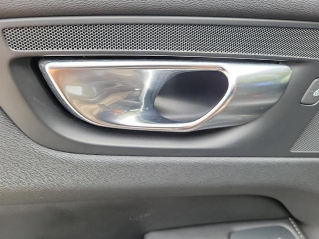 Photo of 2022 Onyx Black Metallic Volvo XC60