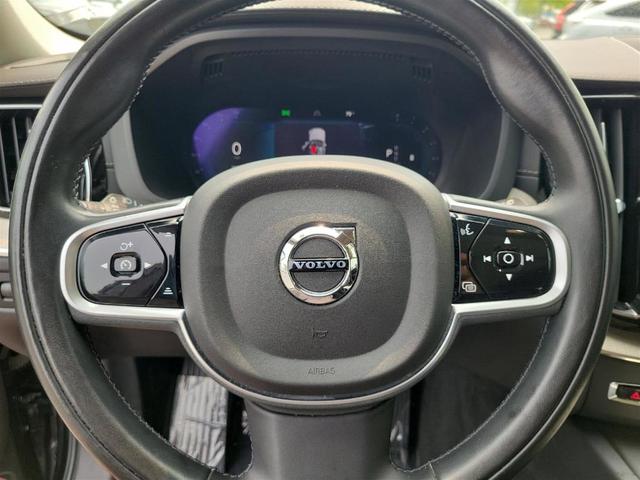 Photo of 2022 Onyx Black Metallic Volvo XC60