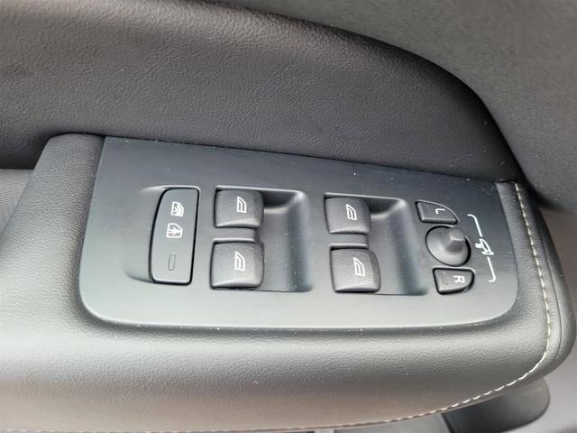 Photo of 2022 Onyx Black Metallic Volvo XC60