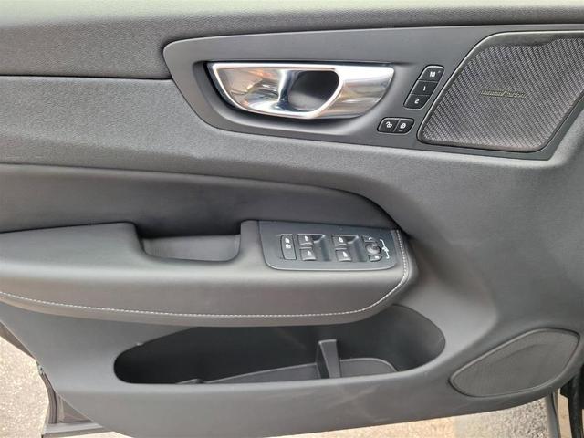 Photo of 2022 Onyx Black Metallic Volvo XC60