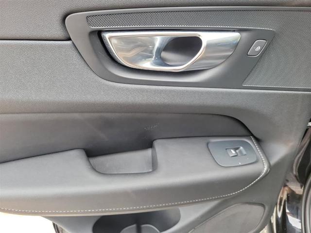 Photo of 2022 Onyx Black Metallic Volvo XC60