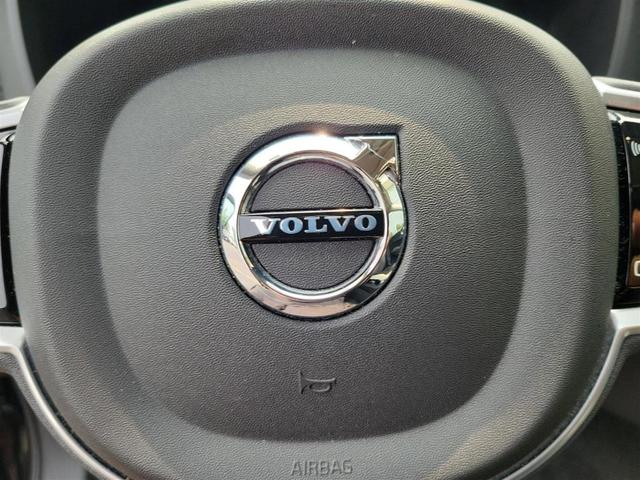 Photo of 2022 Onyx Black Metallic Volvo XC60
