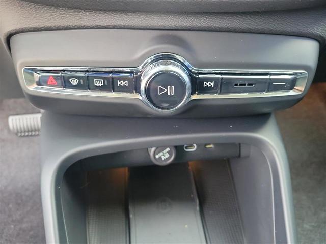 Photo of 2025 Crystal White Pearl Volvo XC40