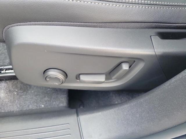 Photo of 2025 Crystal White Pearl Volvo XC40