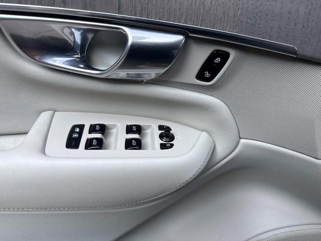 Photo of 2023 Thunder Gray Metallic Volvo XC90 Recharge Plug-In Hybrid