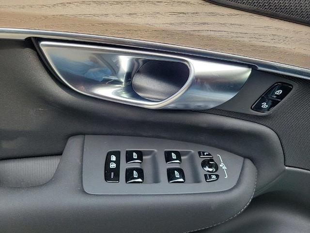 Photo of 2025 Crystal White Pearl Volvo XC90 Plug-In Hybrid