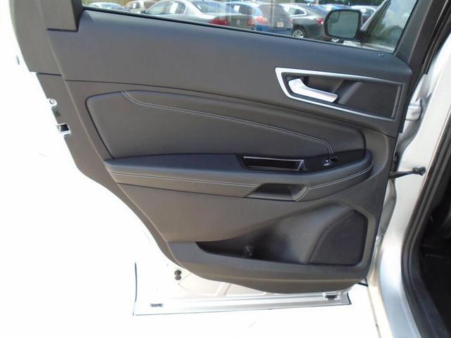 Photo of 2017 SILVER Ford Edge