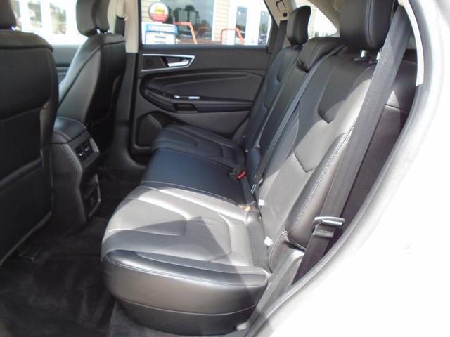 Photo of 2017 SILVER Ford Edge