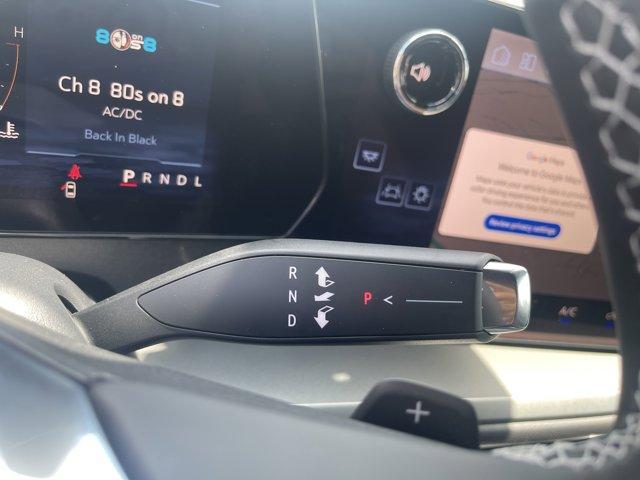Photo of 2025 Summit White Chevrolet Traverse