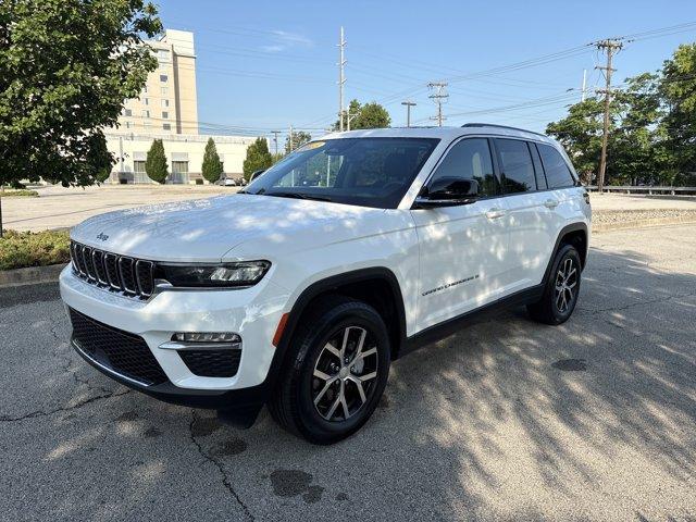 Photo of 2023 Bright White Clearcoat Jeep Grand Cherokee