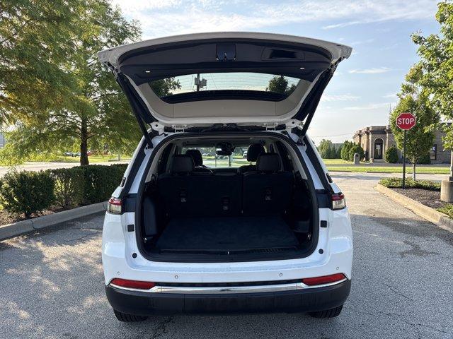 Photo of 2023 Bright White Clearcoat Jeep Grand Cherokee
