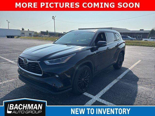 Photo of 2021 Midnight Black Metallic Toyota Highlander