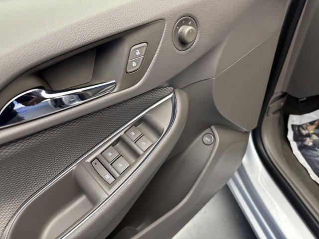 Photo of 2017 Silver Ice Metallic Chevrolet Cruze