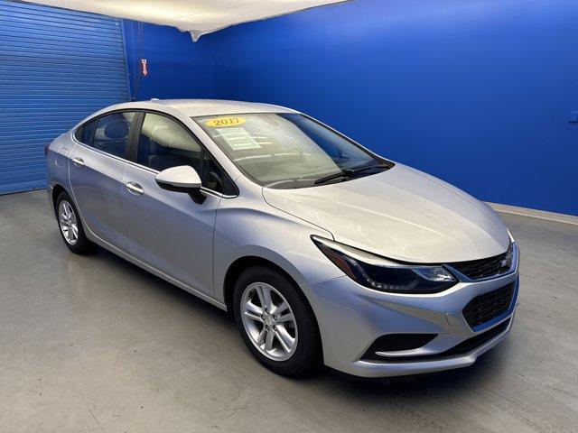 Photo of 2017 Silver Ice Metallic Chevrolet Cruze