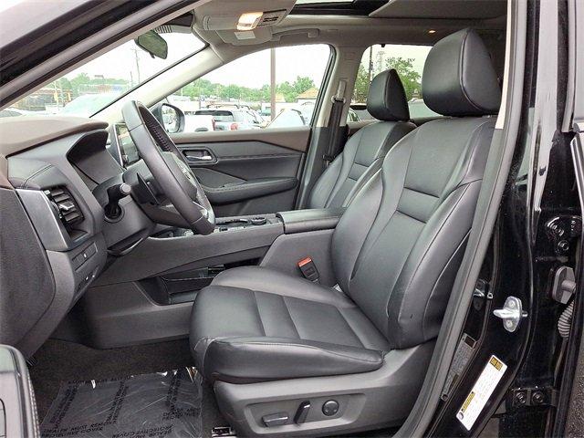 Photo of 2023 Super Black Nissan Rogue