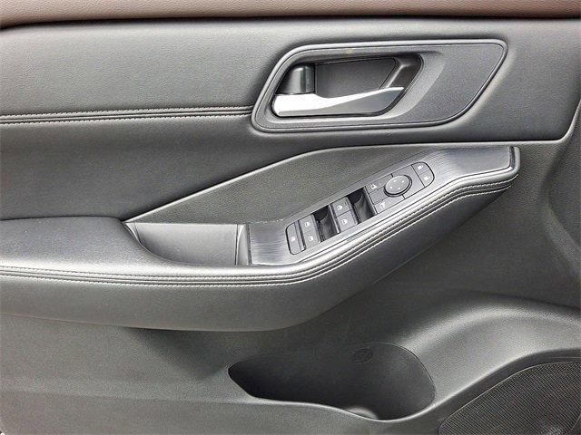 Photo of 2023 Super Black Nissan Rogue