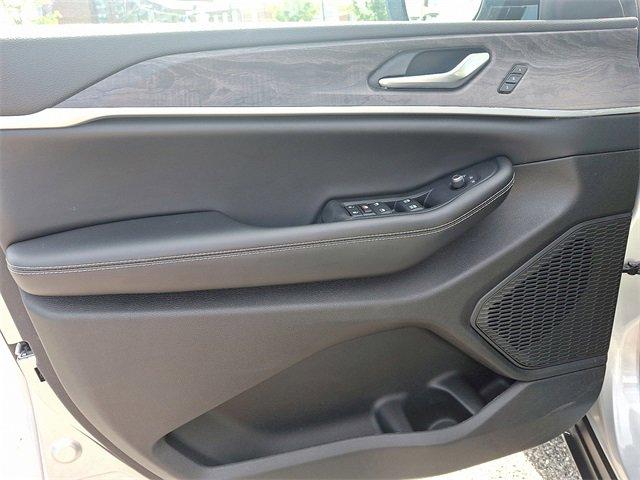 Photo of 2024 Silver Zynith Jeep Grand Cherokee L