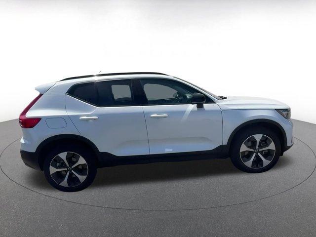 Photo of 2024 White Volvo XC40