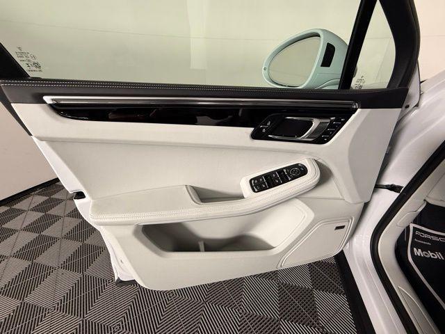 Photo of 2025 Carrara White Porsche Macan