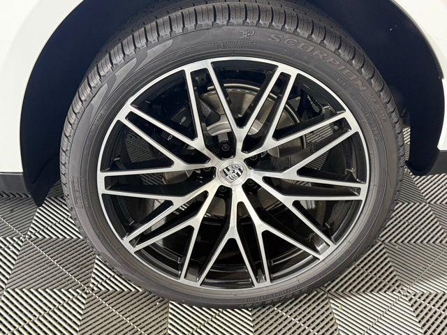 Photo of 2025 Carrara White Porsche Macan