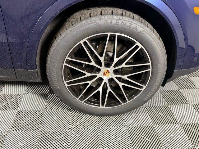 Photo of 2025 Blue Porsche Cayenne