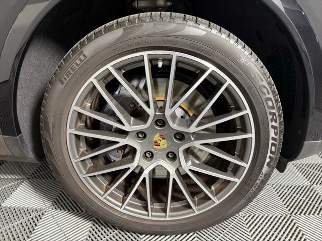 Photo of 2023 Black Porsche Cayenne